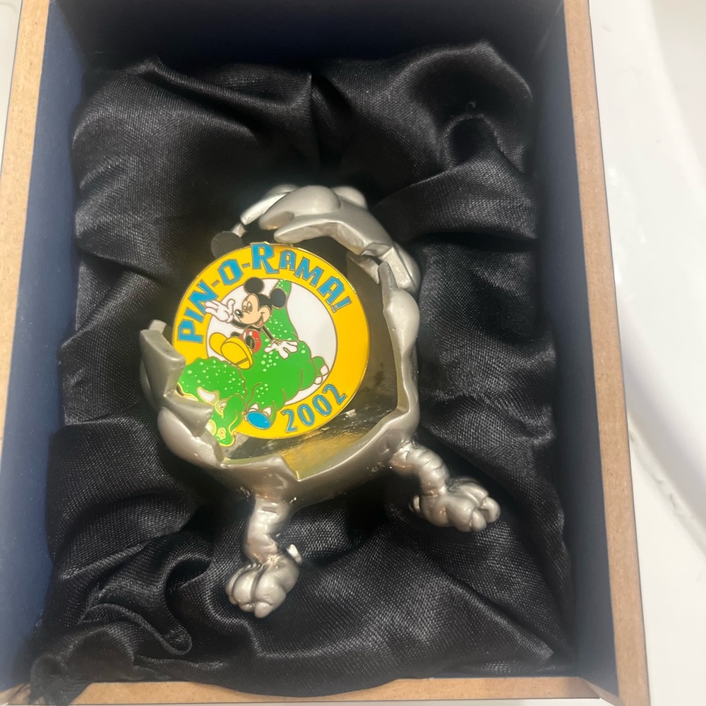Disney Animal Kingdom Dinoland  LE Pin-O-Rama 2002
